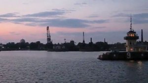 Вход в Среднюю гавань Кронштадта. Паром 11 вечера