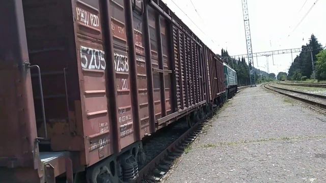 Маневровые работы электровоза ВЛ8-1162 с грузовым поездом по ст. Цандрыпш.