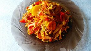 Жареная капуста с помидором, мясом и яблоком на сковороде