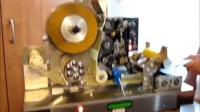 Наклейка этикетки и контрэтикетки на круглую тару смотреть онлайн