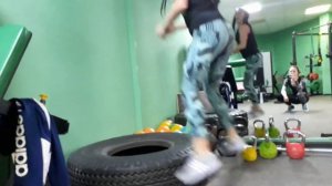 Тренировка с шиной. Приседания, планки, плиометрика