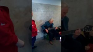 Играет на гитаре в переходе. Ему 73 года.