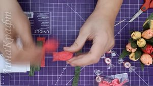 Тюльпаны из гофрированной бумаги своими руками Тюльпан с конфетой из бумаги мастер класс