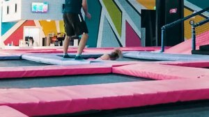 Мастер Спорта по СПОРТИВНОЙ АКРОБАТИКЕ притворяется ГЛУПОЙ БЛОНДИНКОЙ в ЗАЛЕ | ПРАНК НАД ТРЕНЕРОМ