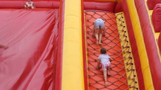 Надувной батут - развлечение для детей смотреть онлайн