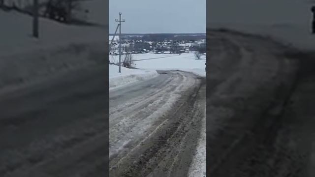 Джип вытаскивает фуру не ледяной подъём.