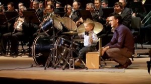 ОДАРЕННЫЙ МАЛЫШ ЗАЖИГАЕТ НА УДАРНЫХ ИНСТРУМЕНТАХ!!!