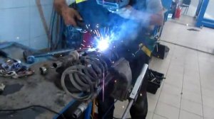 Лопнула пружина стойки автомобиля