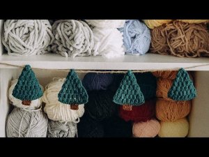 Гирлянда из ёлок крючком. Мастер-класс по вязанию новогоднего декора