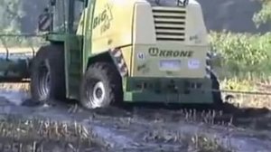 Комбайн KRONE Big X 500 вытащил трактор из грязи