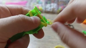 плетём вместе с вами банан из резинок