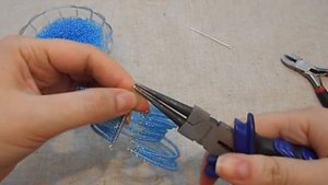 Браслет из бисера и проволоки с памятью