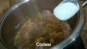 Тушёный картофель с куриными бедрами ?