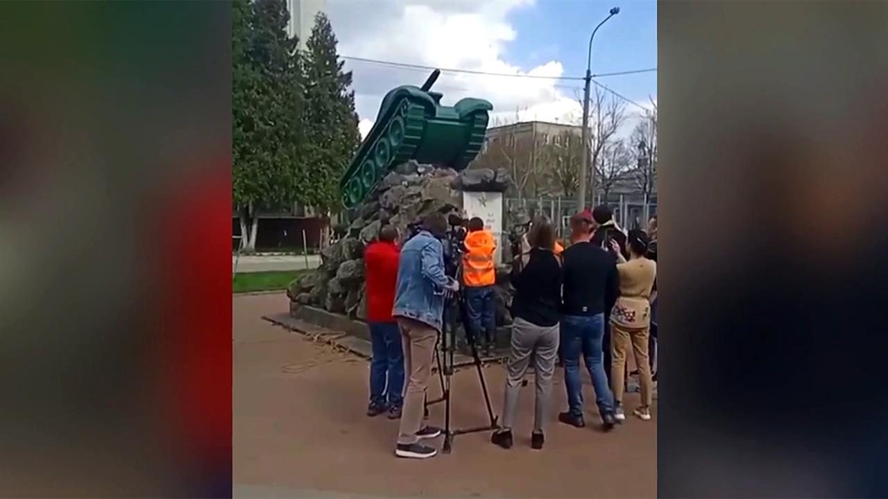 В городе Ровно на северо-западе Украины снесли мемориал героя Красной Армии Михаила Богомолова