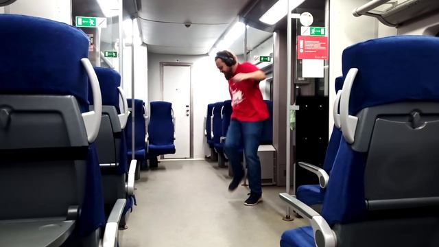 Мужик танцует в электричке