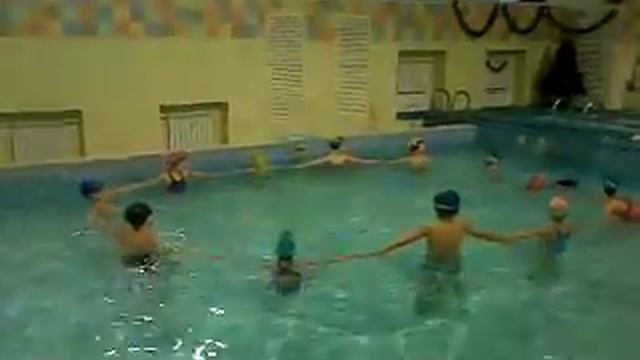 Полина в цветной шапочке и черно синем купальнике смотреть онлайн