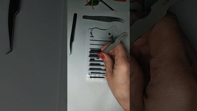 Видеообзор пинцетов для объёмного наращивания.