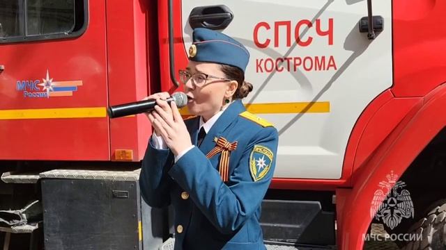 Сотрудники МЧС поздравили ветерана Галину Александровну Сурикову с наступающим праздником смотреть онлайн