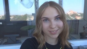 Как девушки чихают на людях / дома