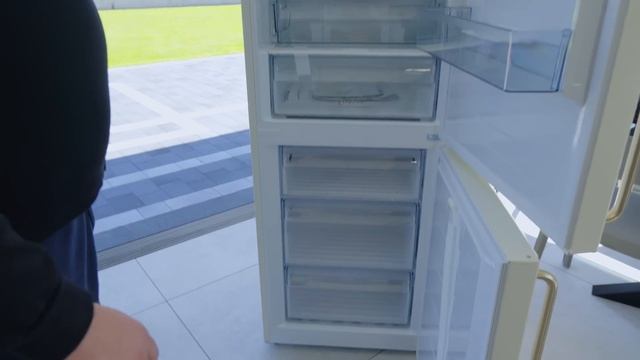 Nowoczesna lodówka i piekarnik w stylu retro. смотреть онлайн