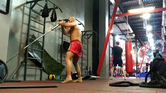 4.ГИМНАСТИКА (тело): 3.Ин гун (жесткость) - 1.Закалка: 3.Кроссфит (2.Боковой удар - гриф) смотреть онлайн