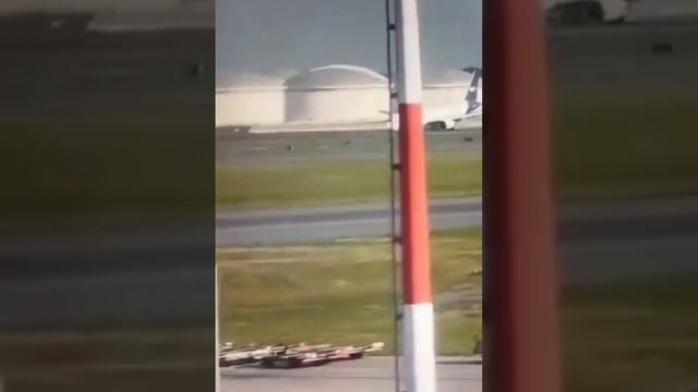 Грузовой самолет приземлился в аэропорту Стамбула без передней стойки шасси