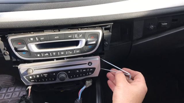 Как снять штатную магнитолу на РЕНО МЕГАН 3. Видео обзор. смотреть онлайн