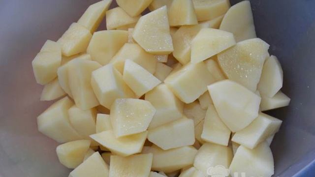 Картофель с овощами и куриными голенями в пакете