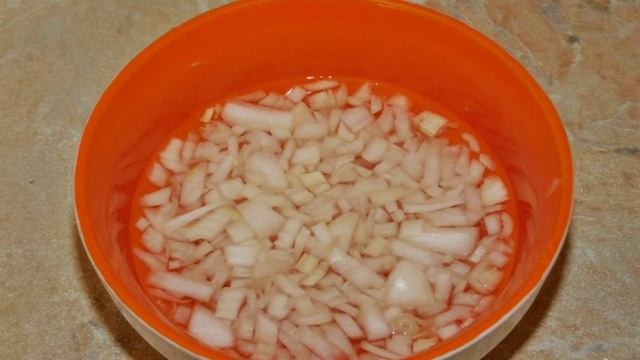 Французский салат с яблоком и маринованным луком