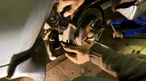 Замена задних тормозных накладок Mitsubishi Carisma