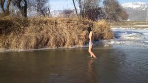 Купаюсь в речке зимой