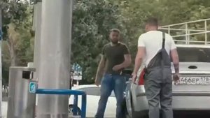 Эдвард Билл закинул петарду в машину