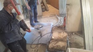 Расширение дверного проема ,резать стену болгаркой.