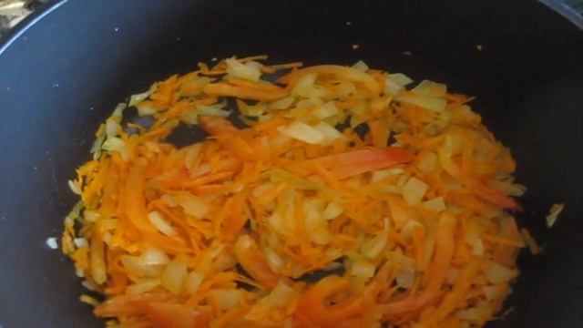 Тушим спаржевую фасоль с овощами лук, морковь, помидор и перец и подаем с сыром смотреть онлайн