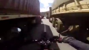 Мотоциклист между рядов