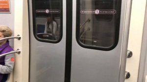 Метро Петербурга. Вагоны метро и станция с двойными дверями.