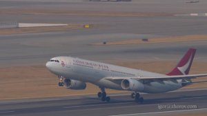 Эйрбас А330 авиакомпании Cathay Dragon взлетает из аэропорта Чек Лап Кок, Гонконг.