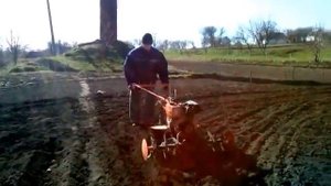 Посадка картофеля с помощью мотоблока Кентавр. нарезка борозд одинарным окучником.