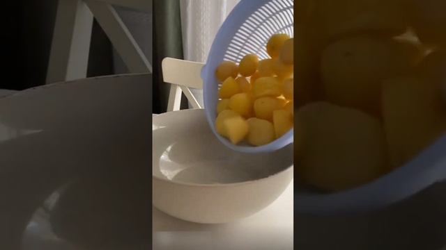 Сливочный салат из молодого картофеля с заправкой из сыра и песто