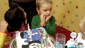 Дети задувают свечи