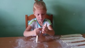 Готовят дети.  Сосиски в тесте.  Алекса 5 лет