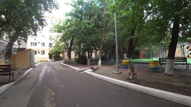 Караганда | Бухар-Жырау по двору дома 56 выход к подземному переходу летом 2021 года