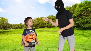 Воришка хочет украсть мой новый НЁРФ!.mp4