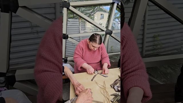 Дом милосердия на Ереванской 17 Новосибирск помогает плести маскировочные сети для СВО, помощь армии