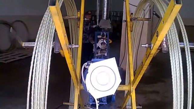 Работа дневной смены - оператор производственной линии демонстрирует секреты мастерства выпуска ком