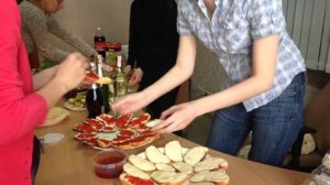 Сколько бутербродов с красной икрой можно сделать из банки икры