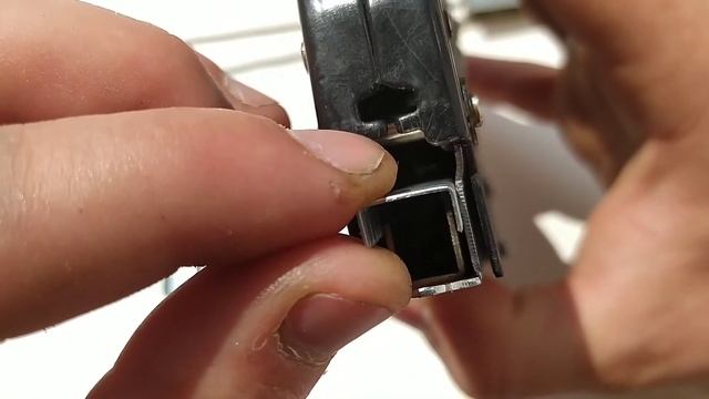 Как зарядить мебельный (строительный) степлер скобами