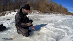 Только пришёл и сразу БОНУС. А потом ВЕРТОЛЁТЫ. Рыбалка на ОКЕ в марте.