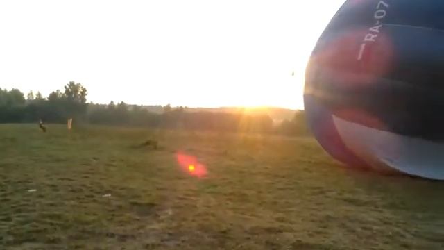 надувают воздушный шарик воздухоплавание смотреть онлайн