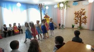 Дети танцуют танец с песней "Ивушки"